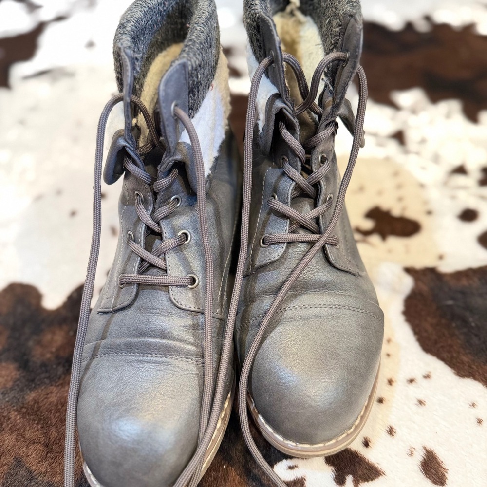 Dream Pairs Combat Boots Women 9 Grey Faux Fur Knit Cuff Winter Cabin Core